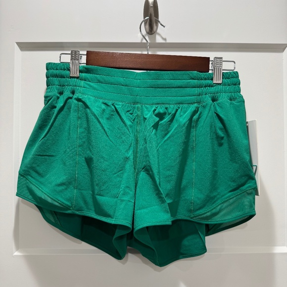 Lululemon Hotty Hot High Rise Shorts 2.5’’ lined Size 8 New Raceway Green - Picture 1 of 3